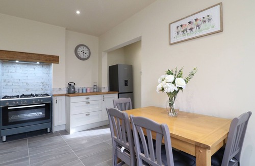 Ilkeston Cottage | CORNER HOUSE COTTAGE, pet friendly in Ilkeston