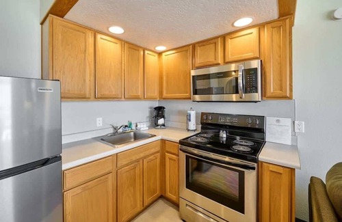 Logsden Condo | Corner Queen Fireplace Studio - No Stairs - Ocean View - Pool & Hot Tub!