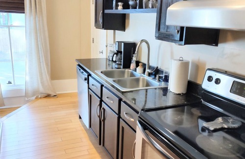 Metropolitan Condo | Cornerstone West: Cozy 2bdrm/1 bath Condo in the Starland Area of Savannah
