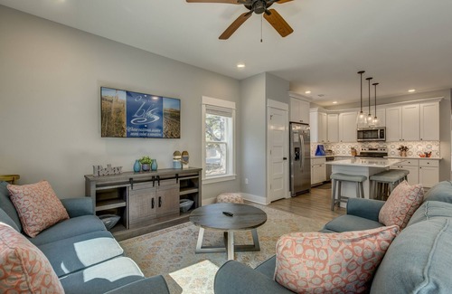 Monteray Shores House | Corolla Mode | 5280 ft to the beach | Private Pool and Community Pool