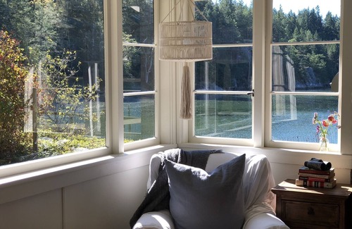 Mansons Landing Cabin | Cortes Beach house nRelaxing cottage on the ocean