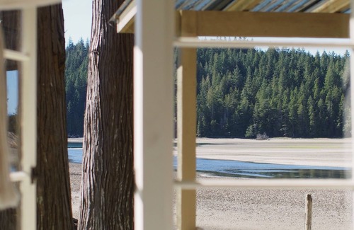 Mansons Landing Cabin | Cortes Beach house nRelaxing cottage on the ocean