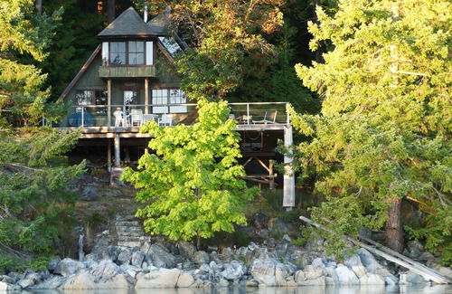 Whaletown House | Cortes Beachfront Home w/Hot Tub & Kayak on 5 Wooded Acres