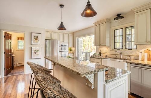Saugerties House | Cortland by AvantStay | Charming Heritage Estate w/Private Lake & Pool