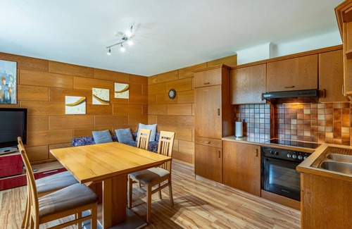 Tschoran Apartment | Cosy apartment for 5 people with TV, terrace and parking