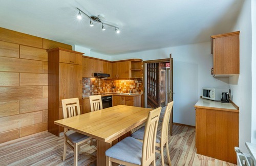 Tschoran Apartment | Cosy apartment for 5 people with TV, terrace and parking