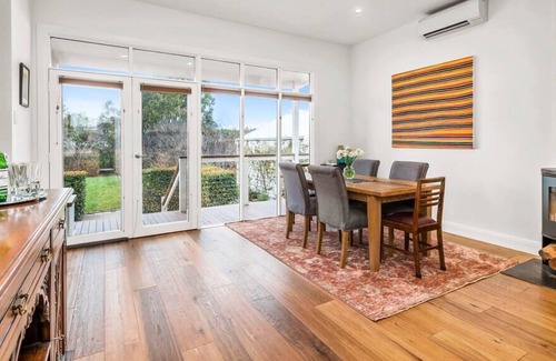 Trentham House | Cosmo House - Getaway in Trentham 2 fireplaces, garden & yard