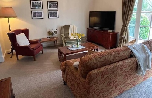 Trentham House | Cosmo House - Getaway in Trentham 2 fireplaces, garden & yard