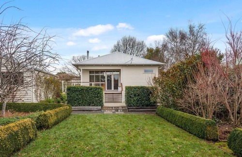 Trentham House | Cosmo House - Getaway in Trentham 2 fireplaces, garden & yard