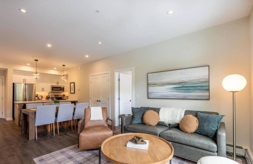 Golden Condo | Cosmo’s Getaway | Mtn Views | AC | BBQ | King Bed