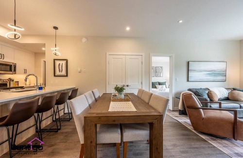 Golden Condo | Cosmo’s Getaway | Mtn Views | AC | BBQ | King Bed