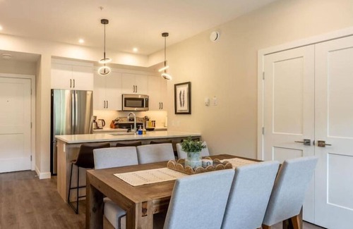 Golden Condo | Cosmo’s Getaway | Mtn Views | AC | BBQ | King Bed