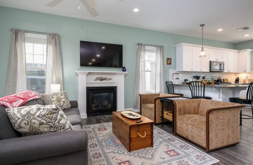 Arundel Cottage | Costal retreat in gated community with fireplace, wifi, pool, gym & game room