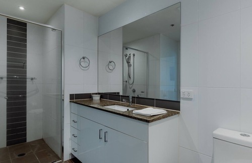 Lyneham Apartment | Cosy 1-Bed with Lovely Views, Pool and Gym