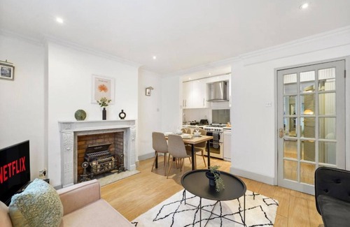 Pembridge Apartment | Cosy 1 Bedroom apartment with King size bed or 2 singles in superb location.