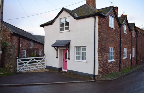 Minehead Cottage | Cosy 18th Century Exmoor Cottage - Log Burner - Village Location