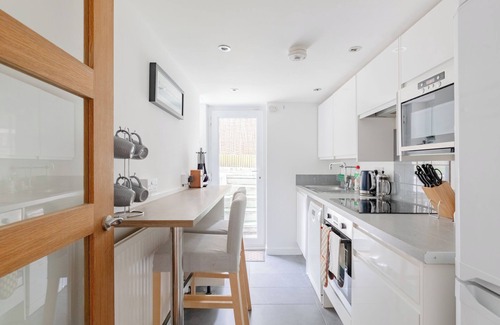 Brondesbury Apartment | Cosy 1BD Flat, Heart of North West London