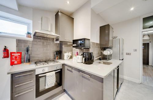 Penylan Apartment | Cosy 1Br Relocation Contractors Family with parking