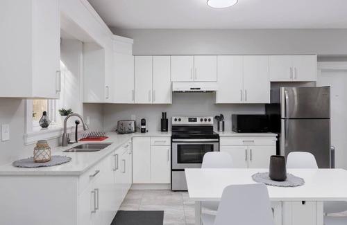 Delta Apartment | Cosy 2-Bed Basement Suite in Quiet Neighbourhood