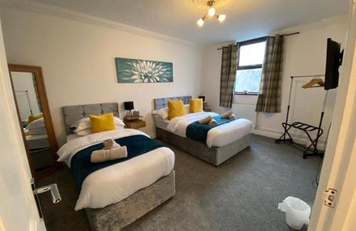 Cwmbrwla Apartment | Cosy 2 Bed Flat in Swansea - Home away from Home