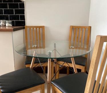 Cwmbrwla Apartment | Cosy 2 Bed Flat in Swansea - Home away from Home