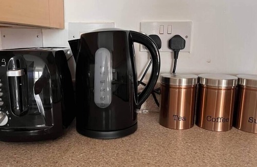 Warrington Apartment | Cosy 2 Bed Flat Sleeps 4 with Free Parking