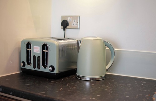 Lea Bridge Apartment | Cosy 2 Bed Riverside Apartment + Free Parking