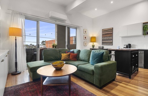 Brunswick East Apartment | Cosy 2-Bed with Modern Design & Alfresco Dining