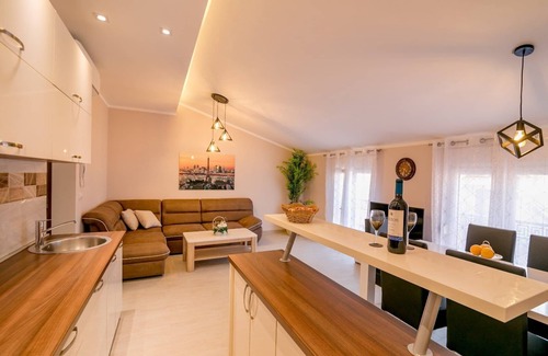 Skaljari Apartment | Cosy 2-bedroom apartment - free parking on premises