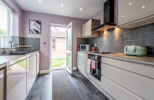 Blacon House | Cosy 2 bedroom house 10 mins from Chester and the zoo. Sleeps 4 by Restfully