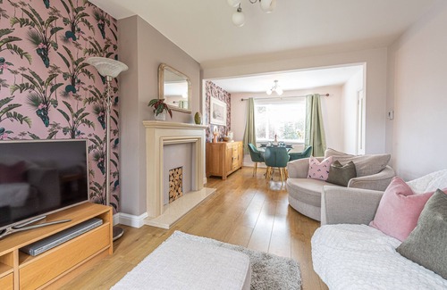 Blacon House | Cosy 2 bedroom house 10 mins from Chester and the zoo. Sleeps 4 by Restfully