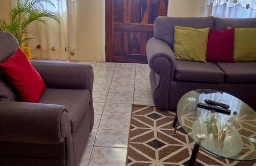 Runaway Bay House | Cosy 2 bedroom Relaxing Getaway.