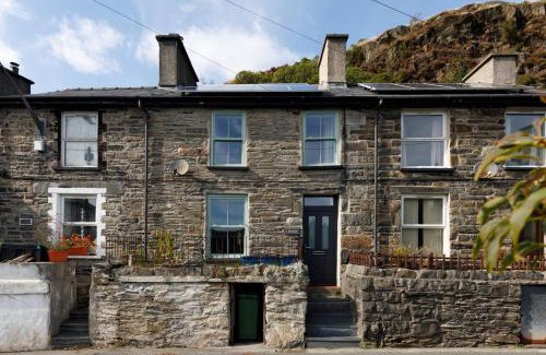Tanygrisiau House | Cosy, 2-bedroom Snowdonia cottage mountain retreat