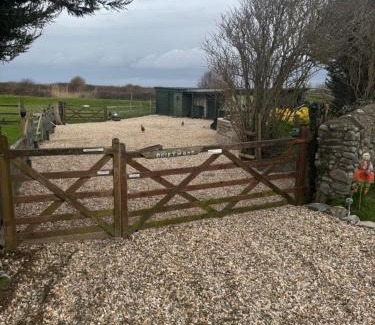 Fiddington Ski Chalet | Cosy 2 BR cabin on coast private hot tub ' Driftwood '