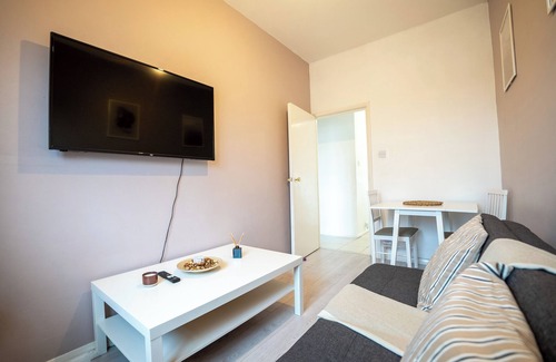 Selhurst Apartment | Cosy 2Bed Flat-Free Parking-Easy Links to London
