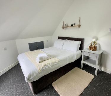 Stonnall Apartment | Cosy 3 Bed Apartment Near Birmingham Airport & NEC Perfect for Groups & Contractors!