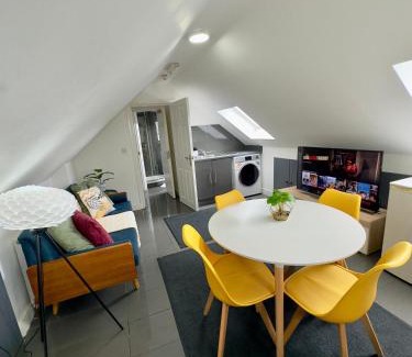 Stonnall Apartment | Cosy 3 Bed Apartment Near Birmingham Airport & NEC Perfect for Groups & Contractors!