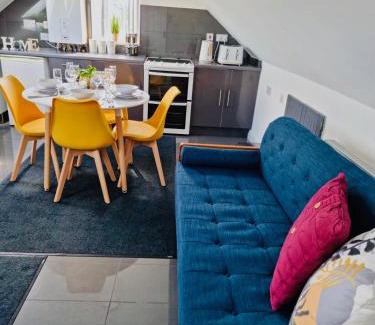 Stonnall Apartment | Cosy 3 Bed Apartment Near Birmingham Airport & NEC Perfect for Groups & Contractors!
