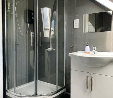 Stonnall Apartment | Cosy 3 Bed Apartment Near Birmingham Airport & NEC Perfect for Groups & Contractors!