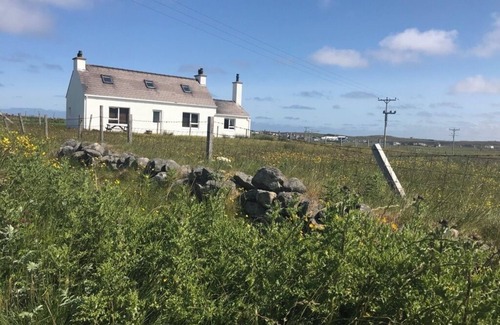 Shawbost Cottage | Cosy 3-bed cottage on the west coast of Isle of Lewis. Dog friendly.