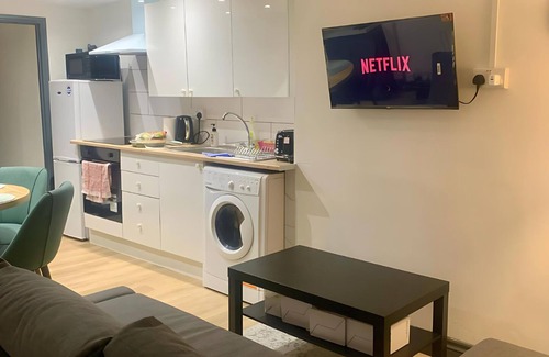 Colchester House | Cosy 3-Bed Home in Central Colchester