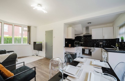 Clayton House | Cosy 3 bed home, near Co op live & close to City Centre