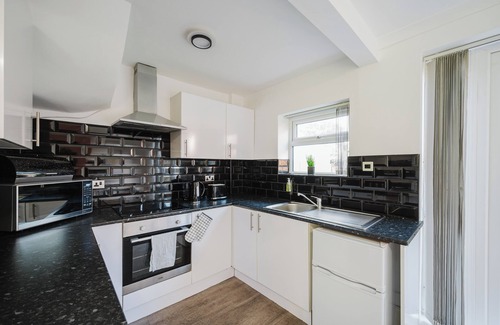 Clayton House | Cosy 3 bed home, near Co op live & close to City Centre