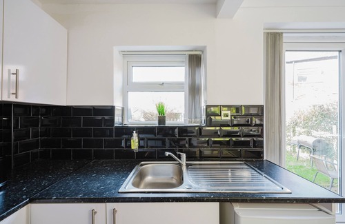 Clayton House | Cosy 3 bed home, near Co op live & close to City Centre