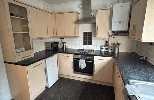 Cradley House | Cosy 3-bed Retreat - Garden, Parking & Bbq