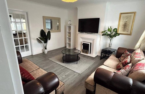 Cradley House | Cosy 3-bed Retreat - Garden, Parking & Bbq