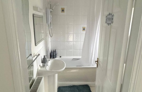 Cradley House | Cosy 3-bed Retreat - Garden, Parking & Bbq