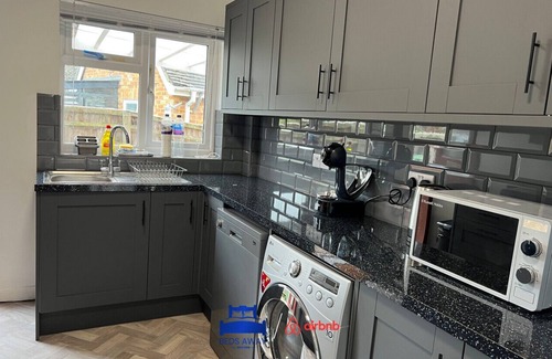 Chalgrove House | Cosy 3 Bedroom Bungalow /Private Garden/Parking