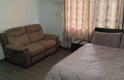 Sakumono House | Cosy 3 Bedroom Holiday Apartment for Rent