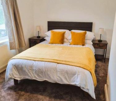 Broadheath House | Cosy 3 Bedroom House - Free Parking - Airport 6 Min Walk